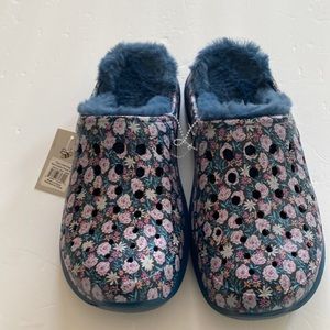 Joy Bees Cozy Faux Fur lined Clogs.  Flower pattern. New with tags. M 7 -W9